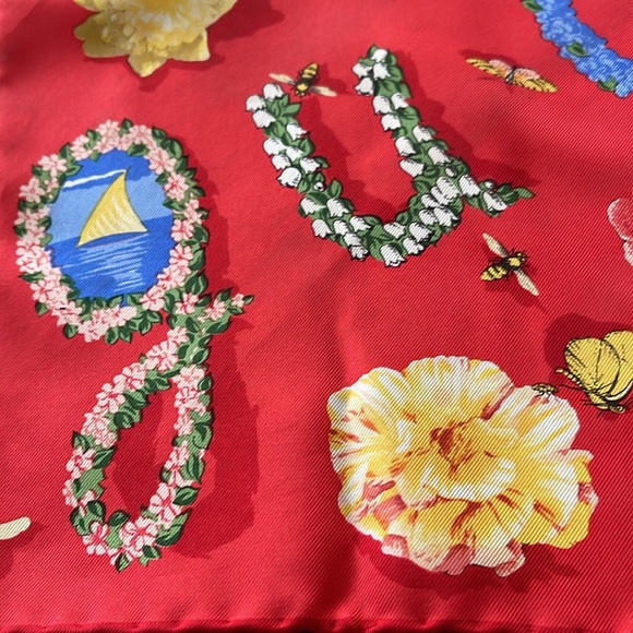 GUCCI FLOWER SILK SCARF NWOT - Picture 5 of 13